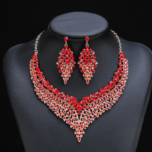 Alloy clavicle chain palace temperament occidental style retro exaggerating temperament crystal gem short necklac