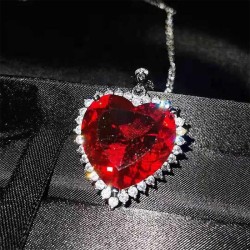   heart-shaped gem lady necklace