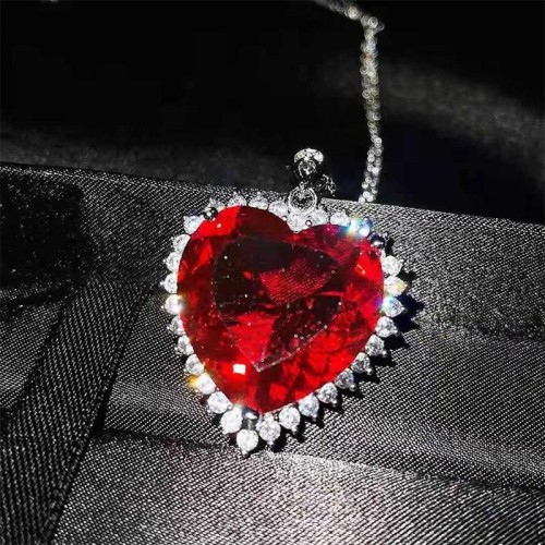   heart-shaped gem lady necklace