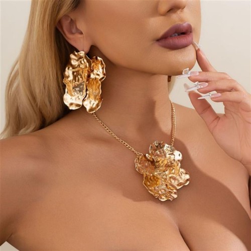 occidental style  personality Irregular flowers chain clavicle chain  exaggerating Metal necklac